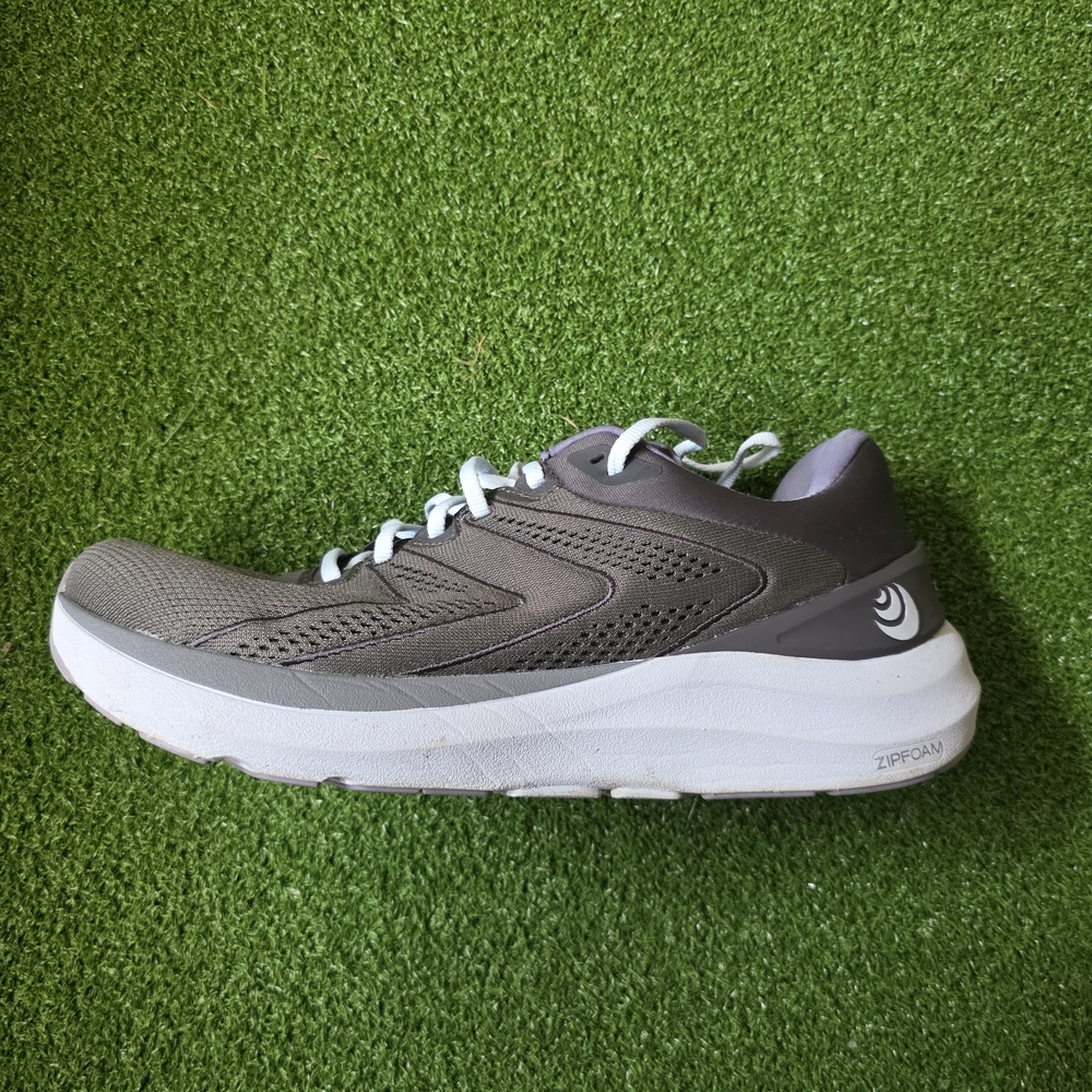 Gray Low-Top Athletic Shoes with Breathable Mesh and Cushioned Sole
